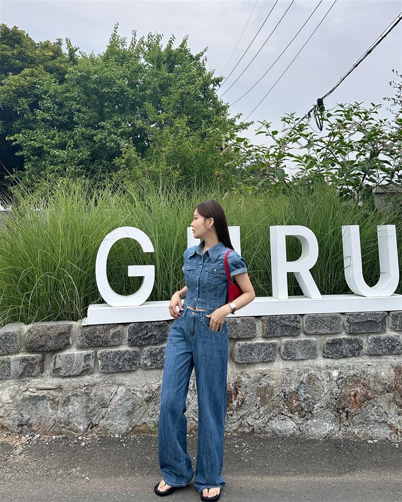 Muốn phong cách trẻ trung hơn, phụ nữ trên 40 tuổi chỉ cần sắm 5 món thời trang-3