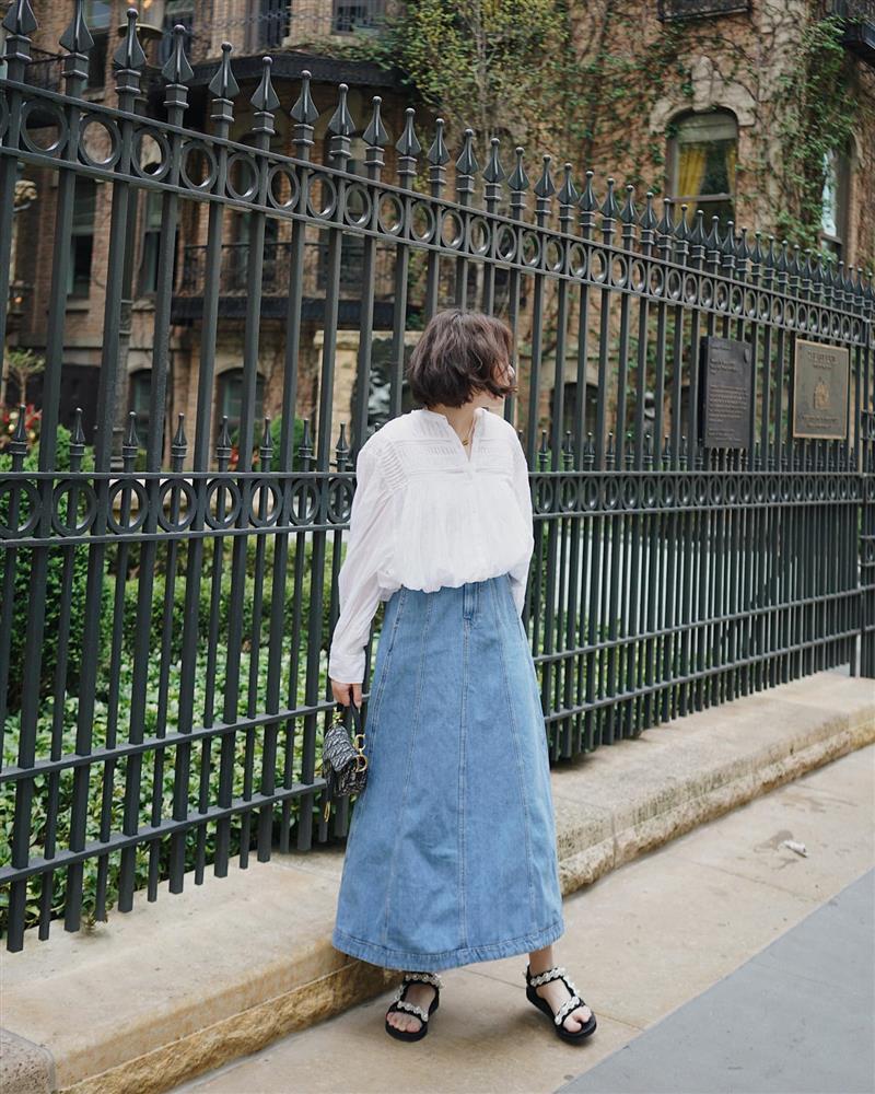 Muốn phong cách trẻ trung hơn, phụ nữ trên 40 tuổi chỉ cần sắm 5 món thời trang-4