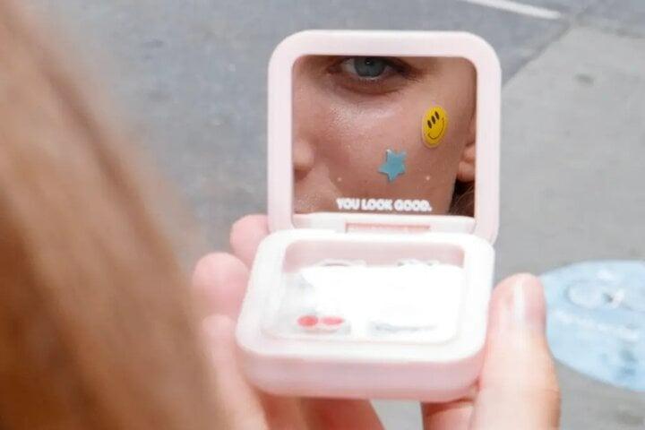 Miếng dán mụn thành phụ kiện thời trang khiến gen Z phát cuồng-3