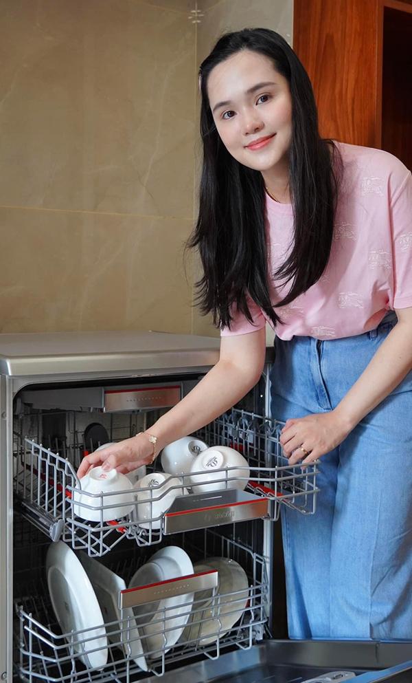 Vợ cầu thủ Duy Mạnh chăm sóc da như thế nào mà lúc nào cũng căng bóng, trẻ đẹp?-2