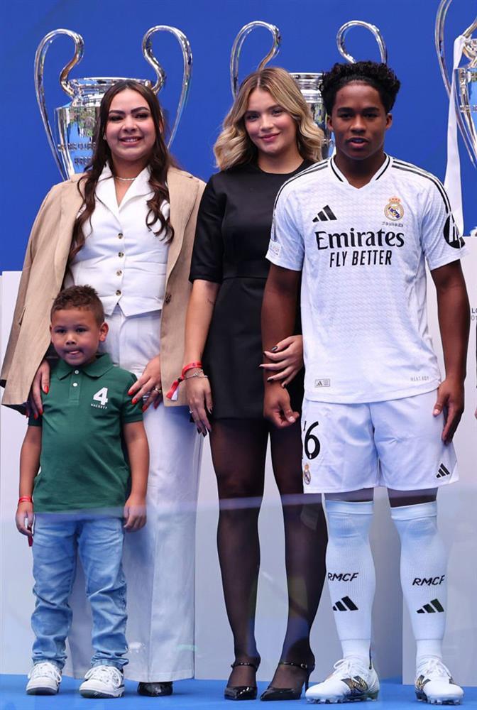 Thần đồng Endrick khoe bạn gái cực xinh ngày ra mắt Real Madrid-3
