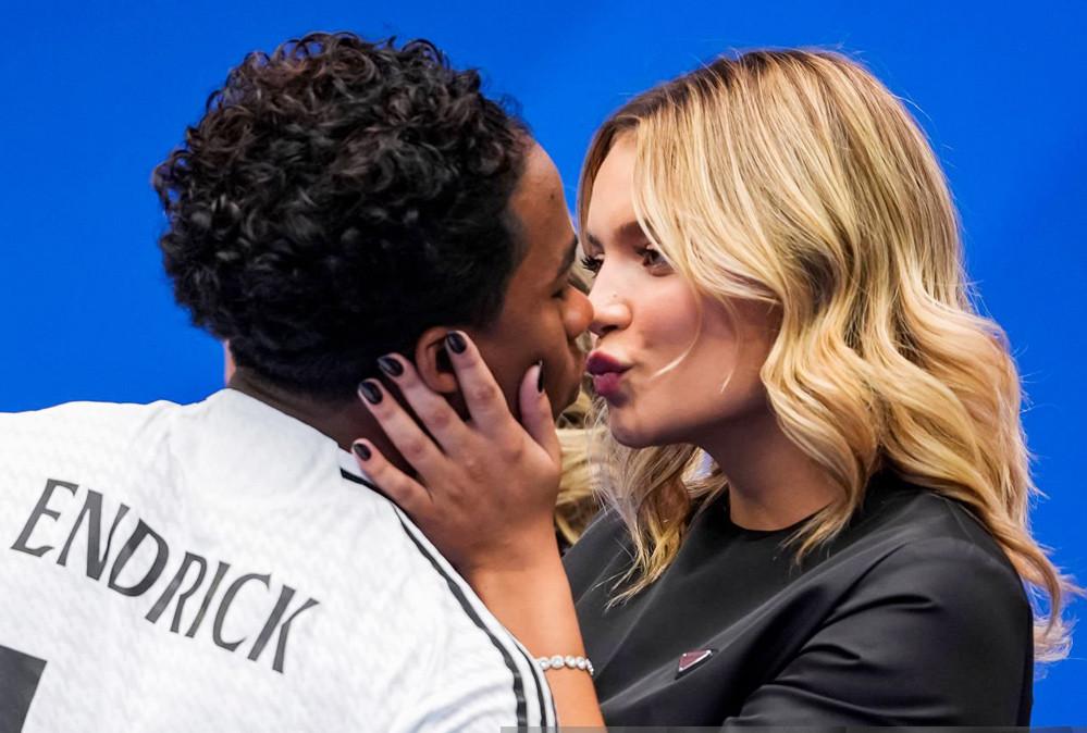 Thần đồng Endrick khoe bạn gái cực xinh ngày ra mắt Real Madrid-5