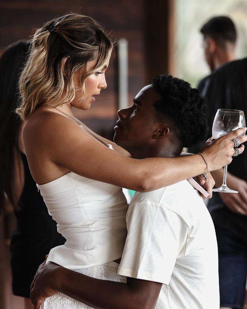 Thần đồng Endrick khoe bạn gái cực xinh ngày ra mắt Real Madrid-9