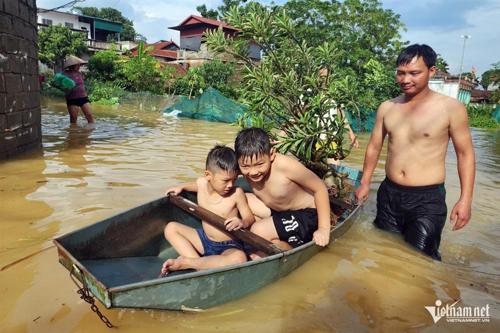 Hàng nghìn hộ dân ở Hà Nội vẫn bị cô lập sau 1 tuần nước tràn đê sông Bùi-8