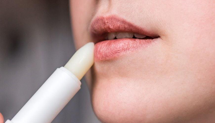 Mẹo tô son cho môi khô nẻ-2