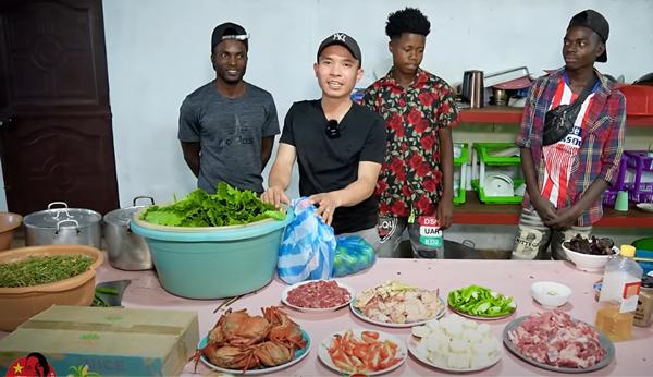 Lần đầu ăn lẩu kiểu Việt, người phụ nữ châu Phi không thể buông đũa vì ngon-1