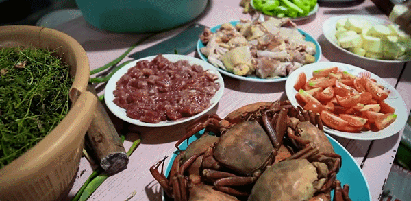 Lần đầu ăn lẩu kiểu Việt, người phụ nữ châu Phi không thể buông đũa vì ngon-2