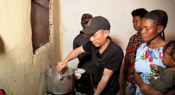 Lần đầu ăn lẩu kiểu Việt, người phụ nữ châu Phi không thể buông đũa vì ngon-3