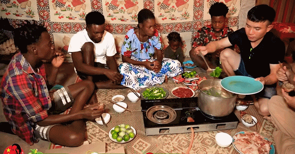 Lần đầu ăn lẩu kiểu Việt, người phụ nữ châu Phi không thể buông đũa vì ngon-4