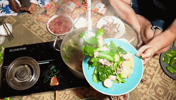 Lần đầu ăn lẩu kiểu Việt, người phụ nữ châu Phi không thể buông đũa vì ngon-5