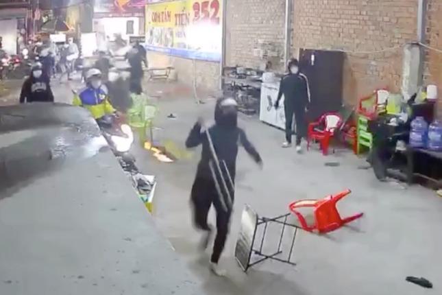 60 tên côn đồ cầm hung khí đập phá quán cà phê ở TPHCM-2