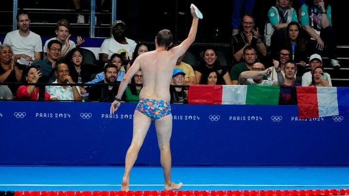 Vì sao môn bơi Olympic toàn siêu kình ngư vẫn cần nhân viên cứu hộ?-1