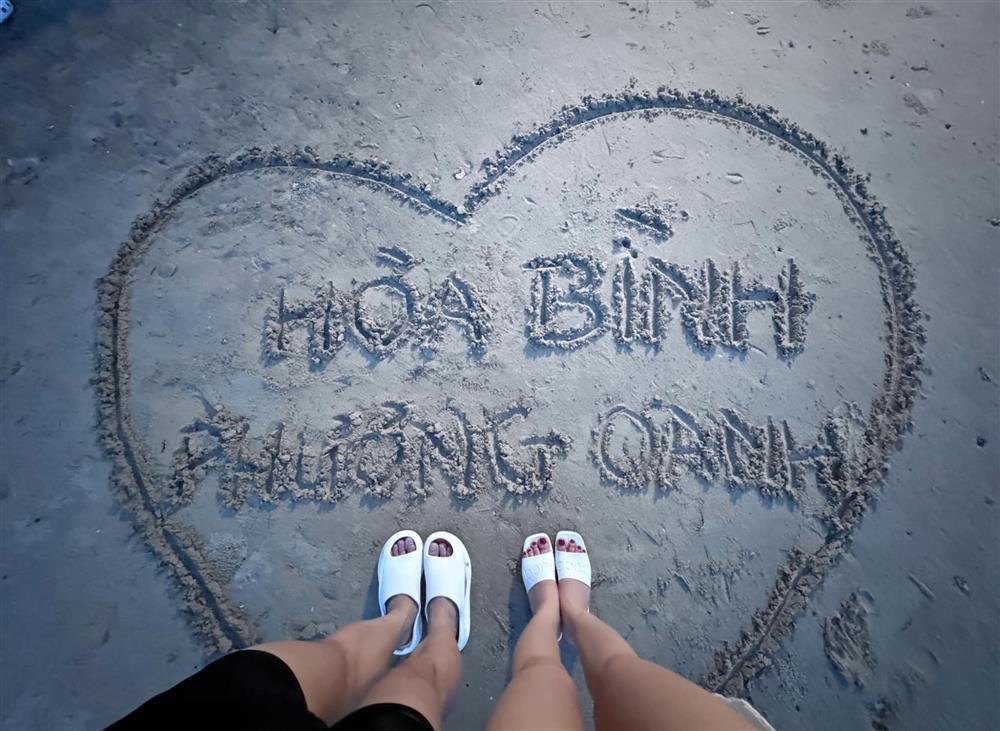 Phương Oanh kỷ niệm 1 năm thoát ế, cùng shark Bình trốn con đi du lịch, khoe ảnh khoá môi trên bãi biển cực tình-1