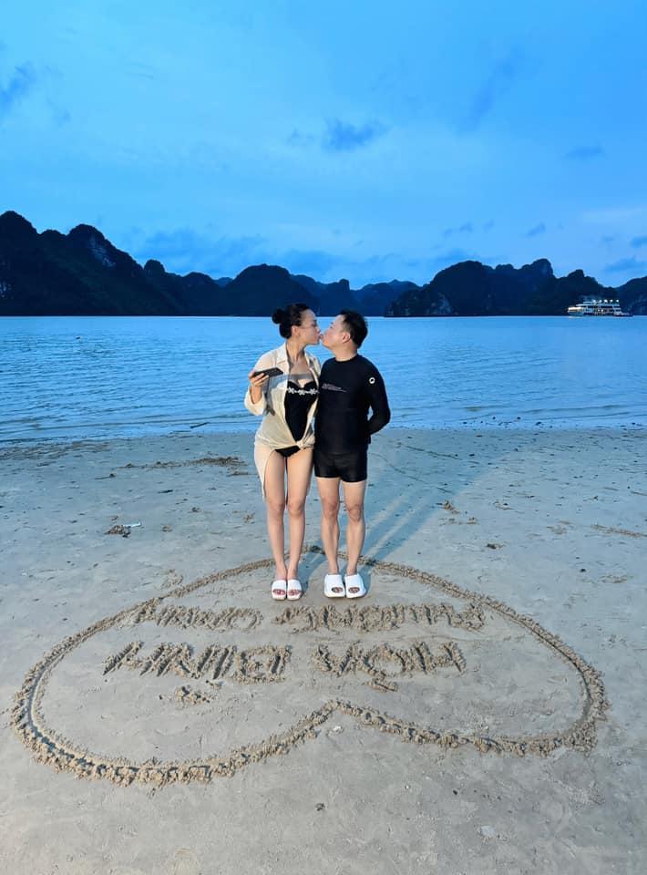 Phương Oanh kỷ niệm 1 năm thoát ế, cùng shark Bình trốn con đi du lịch, khoe ảnh khoá môi trên bãi biển cực tình-2