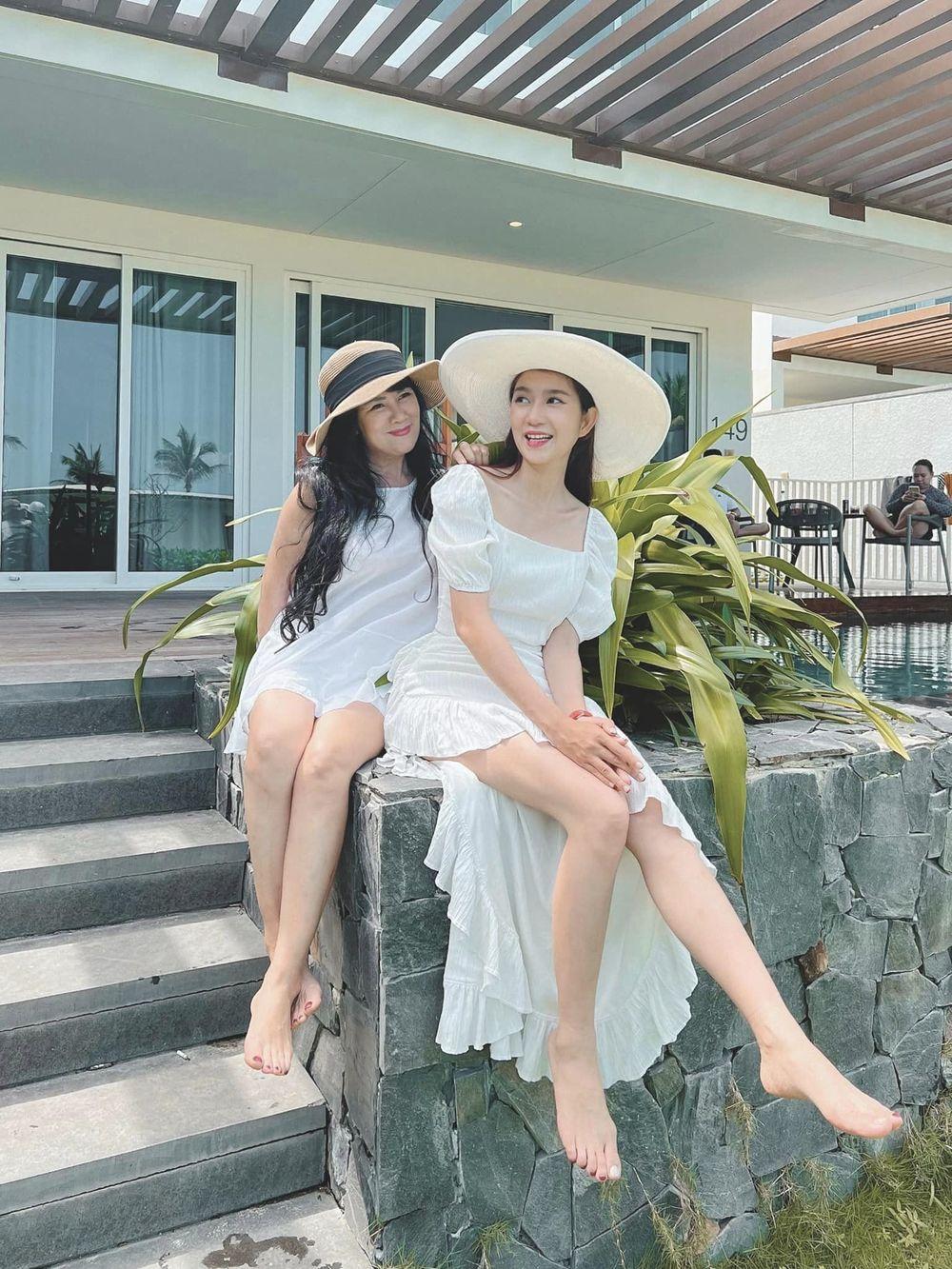 Hơn con rể chỉ 10 tuổi, mẹ vợ Lý Hải vẫn trẻ trung sành điệu chẳng kém cạnh con gái cưng Minh Hà-5