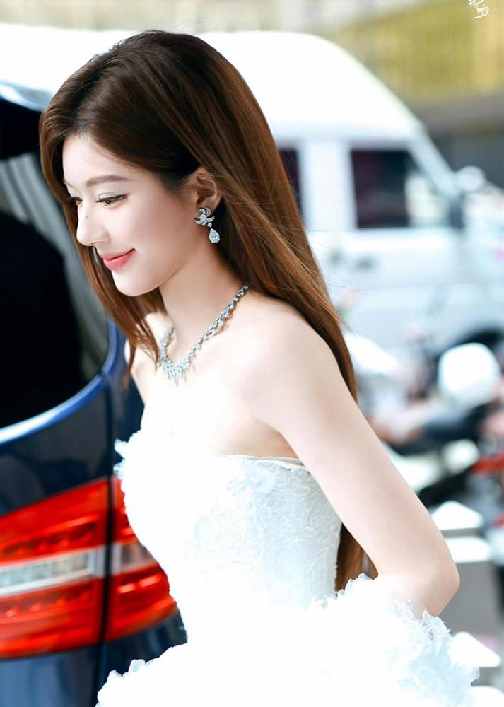 Chiếc váy cưới độc nhất vô nhị được thiết kế riêng cho cô dâu Triệu Lộ Tư-3