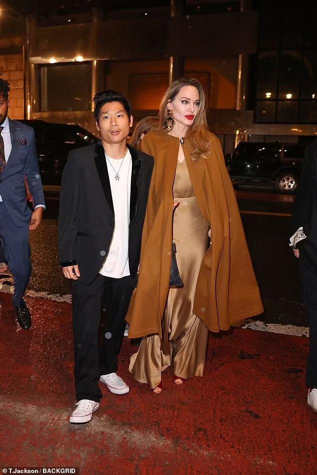 Pax Thiên nhập viện sau tai nạn xe-3