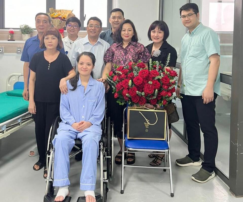 Sức khỏe nữ bác sĩ bị tấm kính đổ vào người tại The Coffee House giờ ra sao?-1