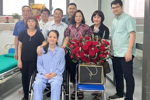 Nữ bác sĩ gặp nạn tại quán The Coffee House tươi tắn ngày đi làm trở lại-3