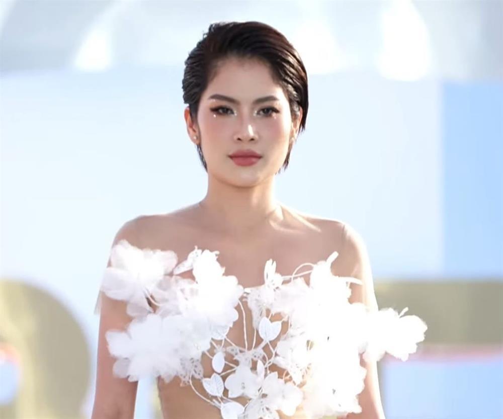 Võ Hoàng Yến bế bụng bầu 8 tháng catwalk không kém cạnh dàn thí sinh Miss Grand Vietnam-4