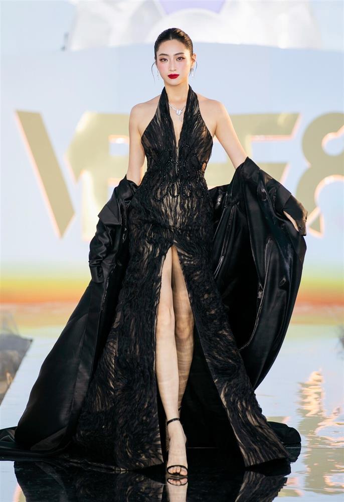 Võ Hoàng Yến bế bụng bầu 8 tháng catwalk không kém cạnh dàn thí sinh Miss Grand Vietnam-11