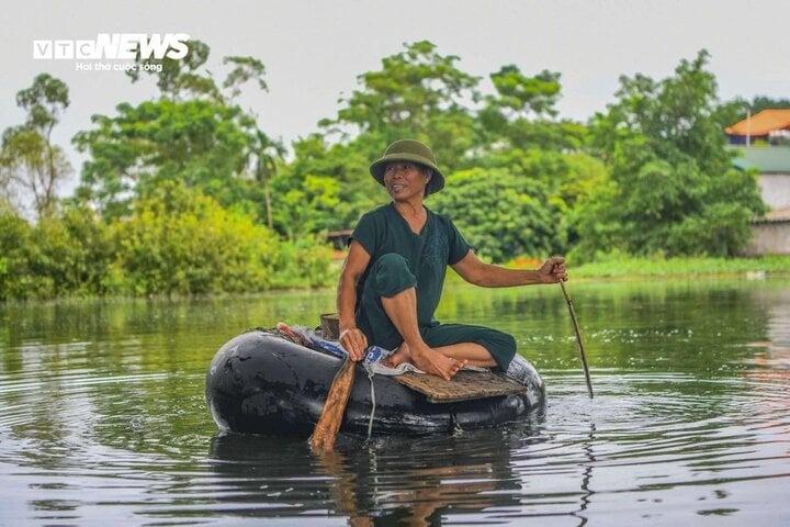 Rốn lũ Hà Nội: Người chèo thuyền tìm vịt lạc, người xót xa nhìn gà chết cả đàn-1