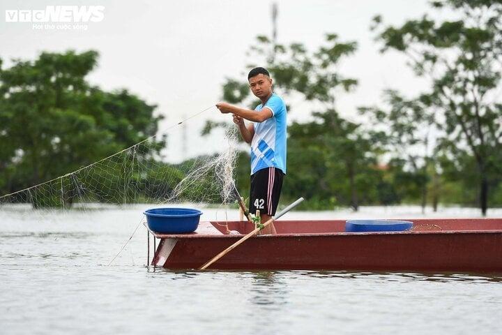 Rốn lũ Hà Nội: Người chèo thuyền tìm vịt lạc, người xót xa nhìn gà chết cả đàn-10