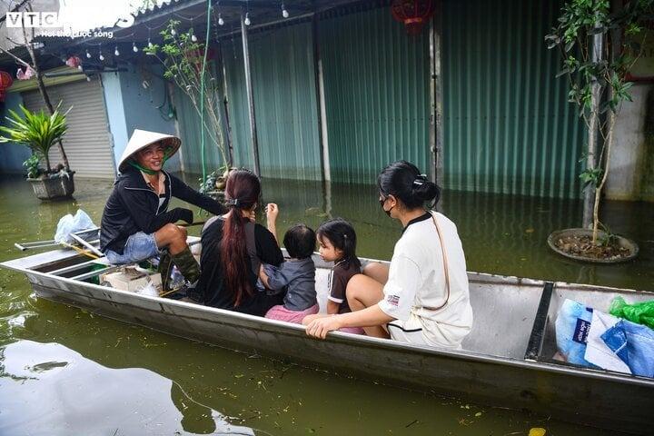 Rốn lũ Hà Nội: Người chèo thuyền tìm vịt lạc, người xót xa nhìn gà chết cả đàn-11