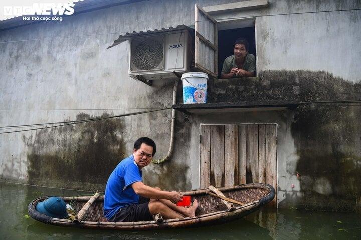 Rốn lũ Hà Nội: Người chèo thuyền tìm vịt lạc, người xót xa nhìn gà chết cả đàn-14