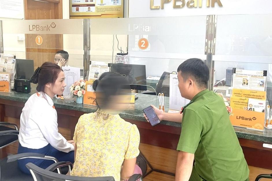 Bé gái bị chính mẹ ruột mang đi bán dâm nhiều lần-2