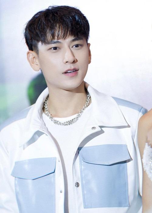 Nam ca sĩ ở show Anh trai bị chê EQ thấp-5