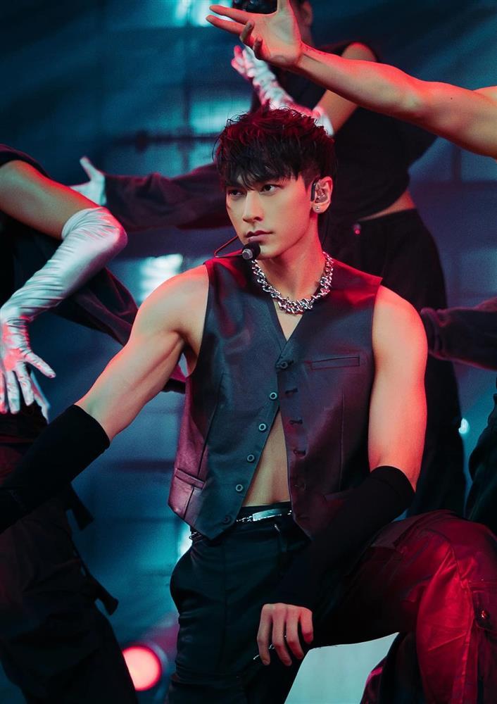 Nam ca sĩ ở show Anh trai bị chê EQ thấp-7