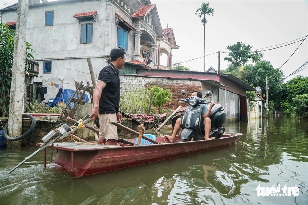 Dở khóc dở cười đám cưới nơi rốn lũ Chương Mỹ - Hà Nội: Cô dâu chú rể có hôn lễ khó quên, họ hàng 2 bên bơi xuồng tham dự-2