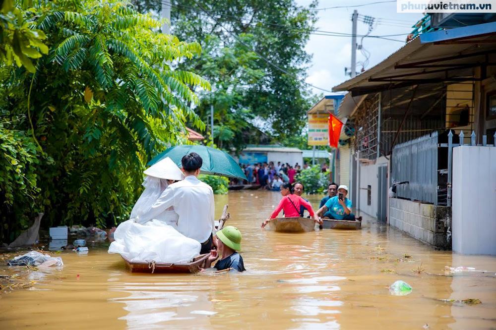 Dở khóc dở cười đám cưới nơi rốn lũ Chương Mỹ - Hà Nội: Cô dâu chú rể có hôn lễ khó quên, họ hàng 2 bên bơi xuồng tham dự-3