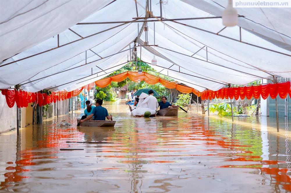 Dở khóc dở cười đám cưới nơi rốn lũ Chương Mỹ - Hà Nội: Cô dâu chú rể có hôn lễ khó quên, họ hàng 2 bên bơi xuồng tham dự-5