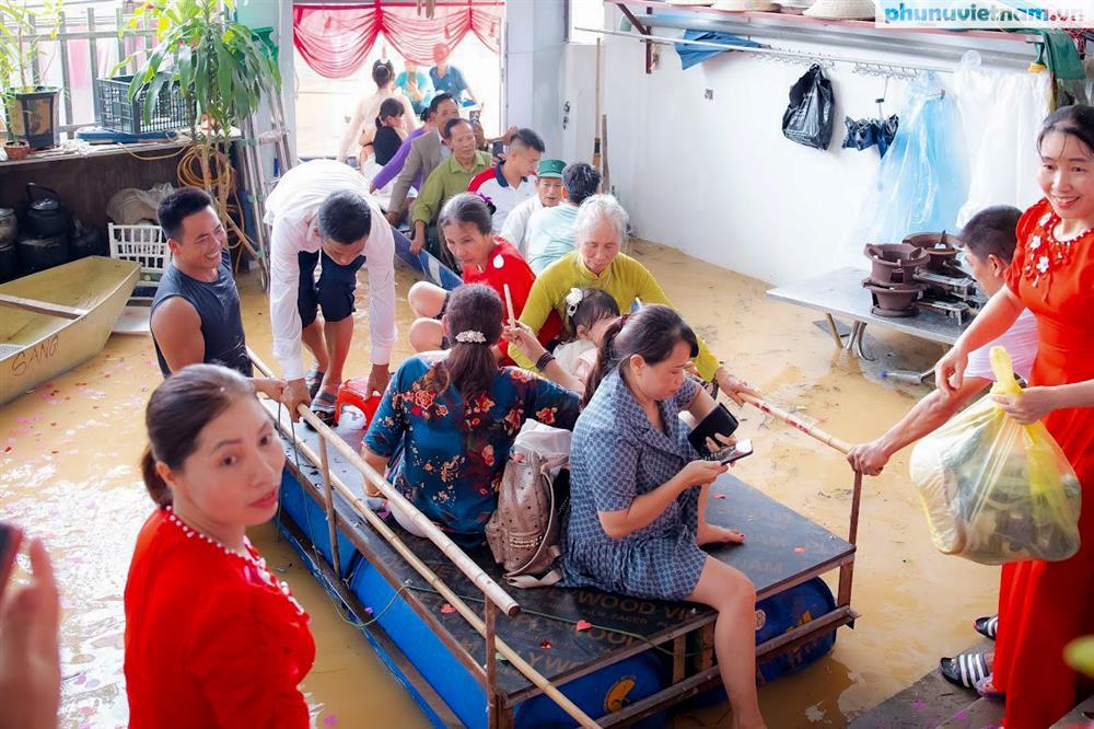 Dở khóc dở cười đám cưới nơi rốn lũ Chương Mỹ - Hà Nội: Cô dâu chú rể có hôn lễ khó quên, họ hàng 2 bên bơi xuồng tham dự-6