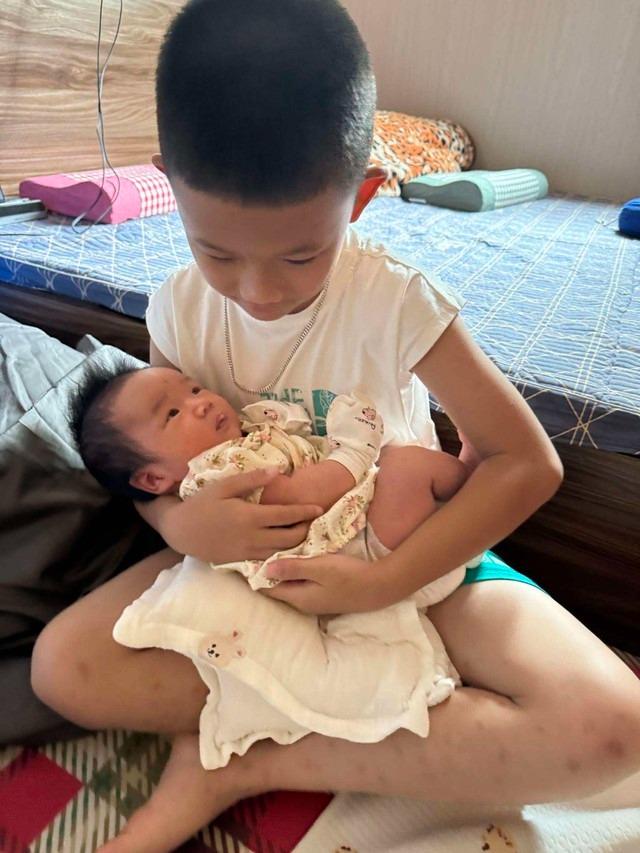 Độc quyền: Hiệp Gà khoe cận vẻ đáng yêu của cháu ngoại xinh xắn-5