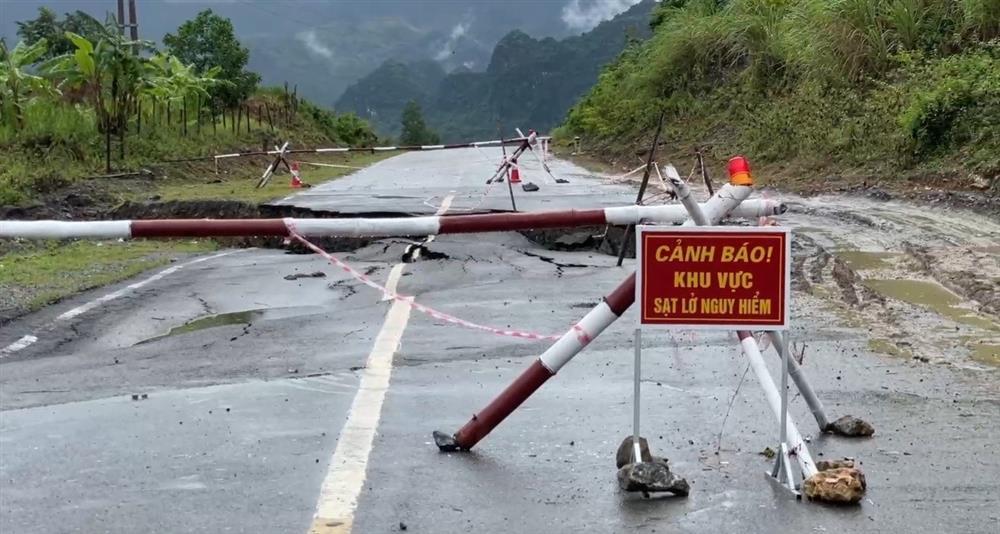 Đường 750 tỷ đồng nứt gãy, sụt lún sâu cả mét