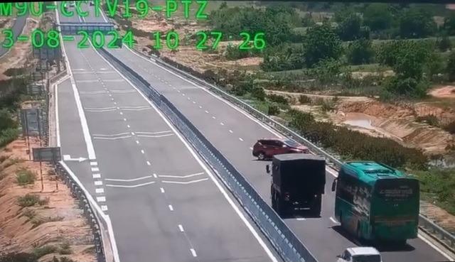 Thi rớt bằng lái ô tô, tài xế chạy ngược chiều trên cao tốc