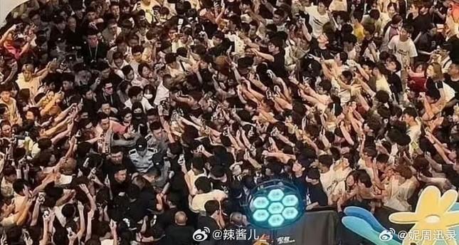 Tình đầu quốc dân bị hàng nghìn fan nam vây chặt không thể di chuyển-2