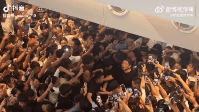 Tình đầu quốc dân bị hàng nghìn fan nam vây chặt không thể di chuyển-1