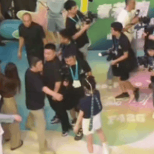 Tình đầu quốc dân bị hàng nghìn fan nam vây chặt không thể di chuyển-3