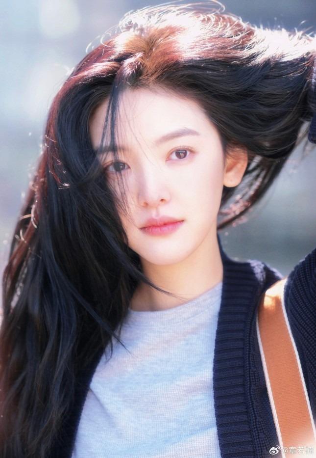 Tình đầu quốc dân bị hàng nghìn fan nam vây chặt không thể di chuyển-4