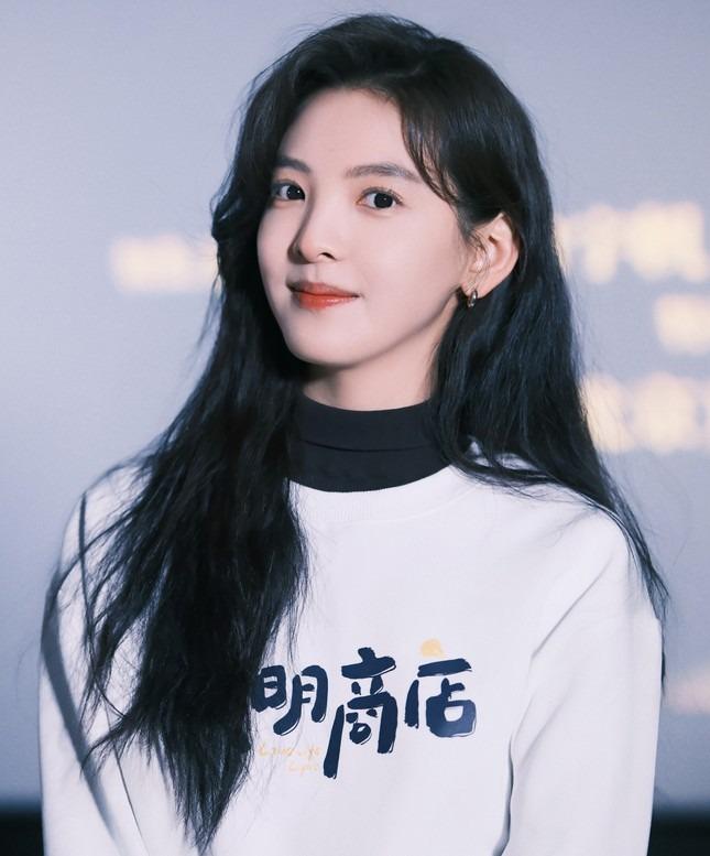 Tình đầu quốc dân bị hàng nghìn fan nam vây chặt không thể di chuyển-5