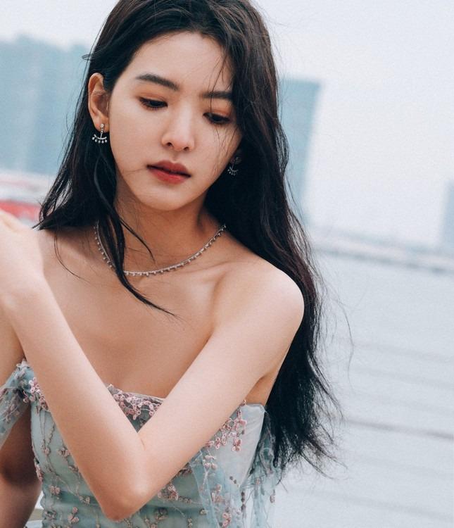 Tình đầu quốc dân bị hàng nghìn fan nam vây chặt không thể di chuyển-6