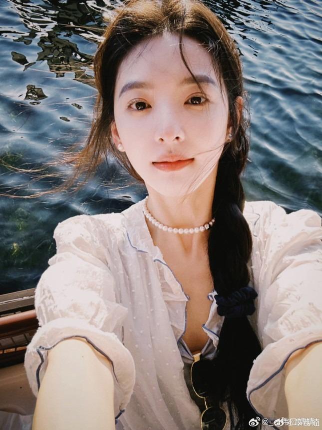 Tình đầu quốc dân bị hàng nghìn fan nam vây chặt không thể di chuyển-7