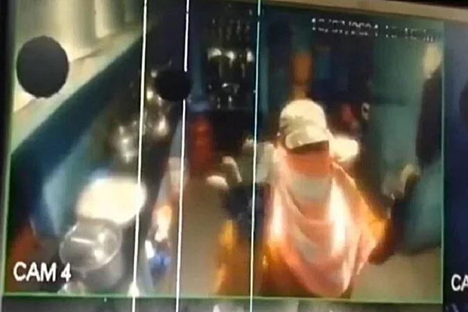 Thạc sỹ luật trộm tiền công đức bằng cách đổi mã QR-2