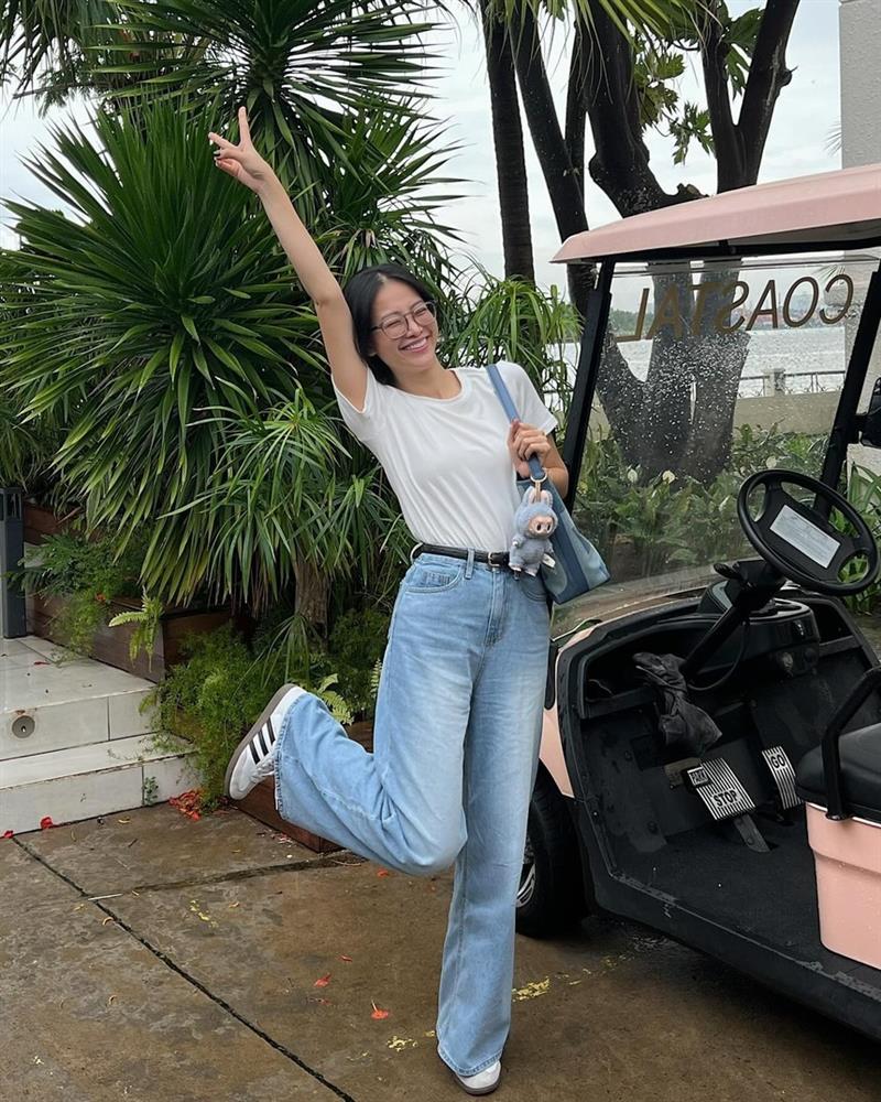 10 set quần jeans đẹp nhất mùa hè 2024 của các mỹ nhân Việt