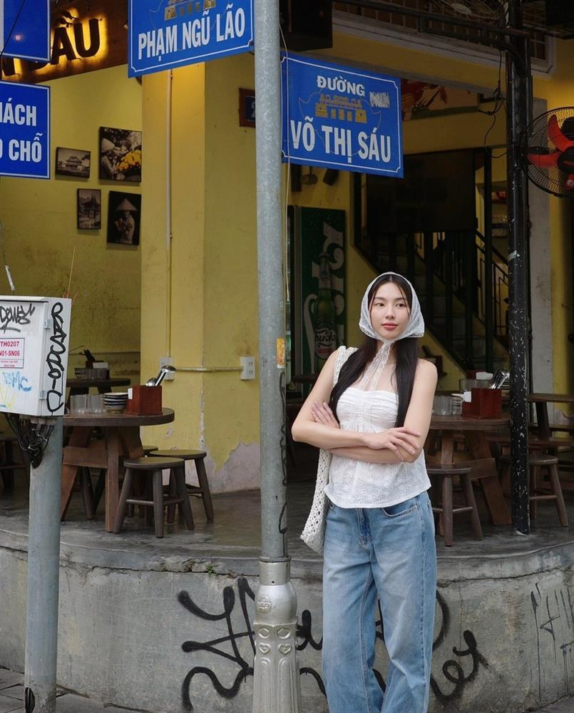 10 set quần jeans đẹp nhất mùa hè 2024 của các mỹ nhân Việt-8