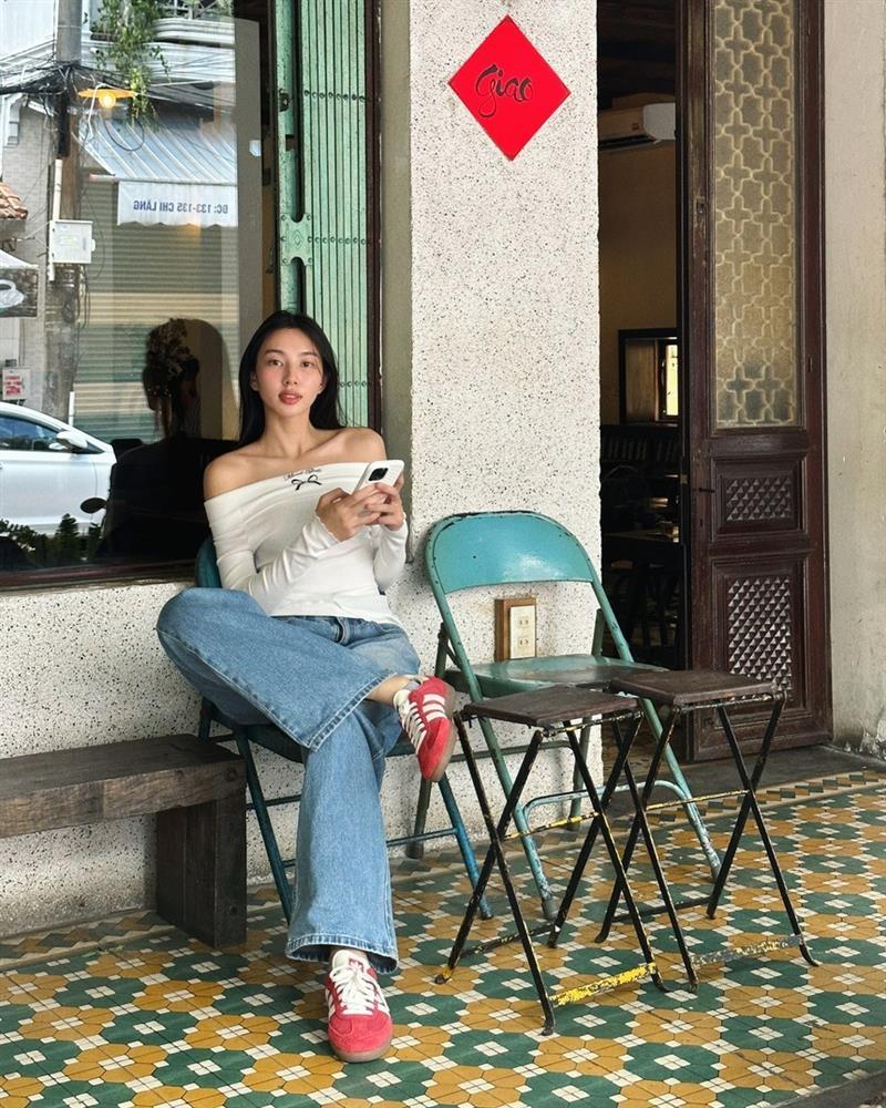 10 set quần jeans đẹp nhất mùa hè 2024 của các mỹ nhân Việt-9